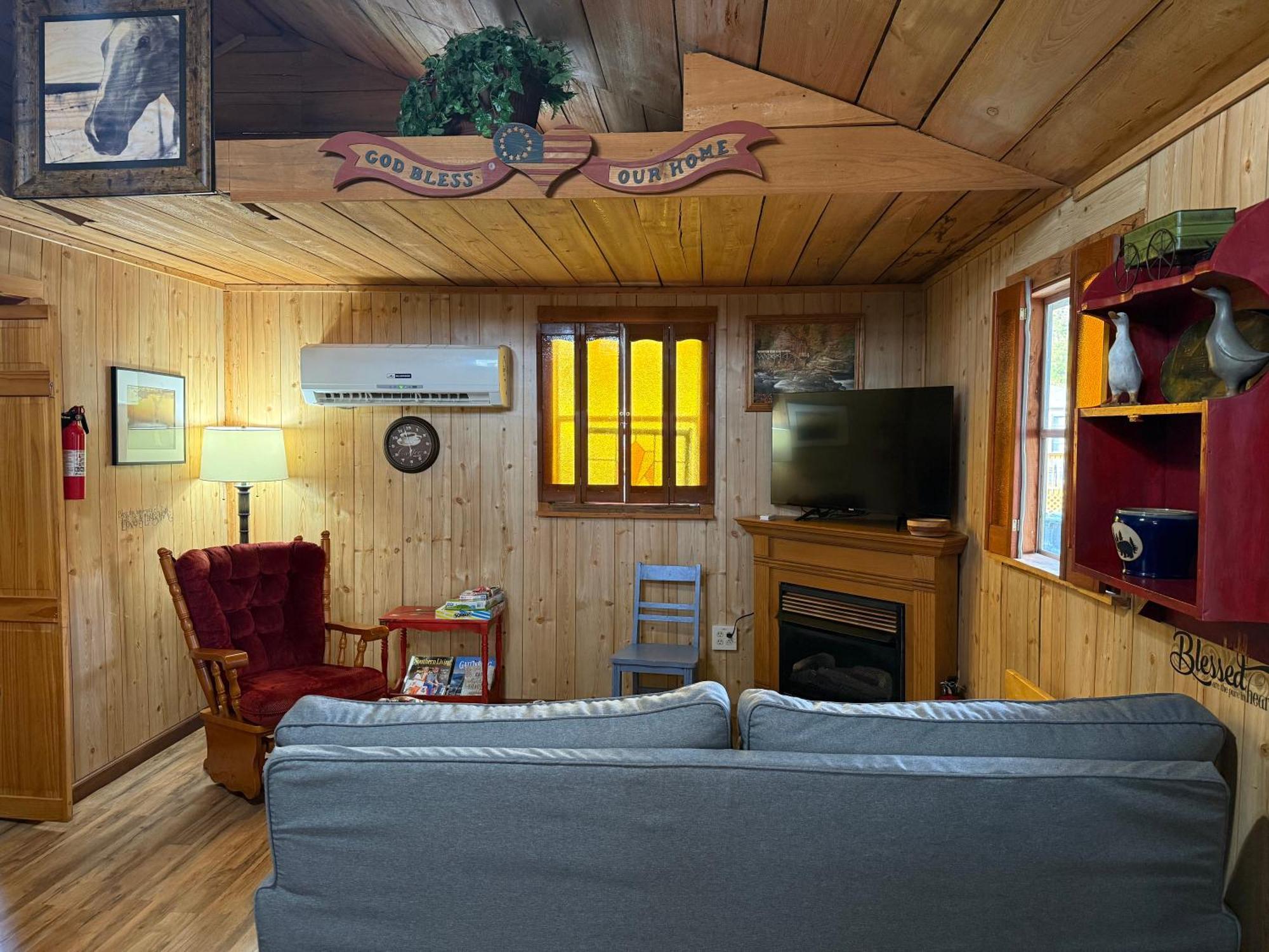 Cozy Cabin Walking Distance To Parkway! Pigeon Forge Esterno foto